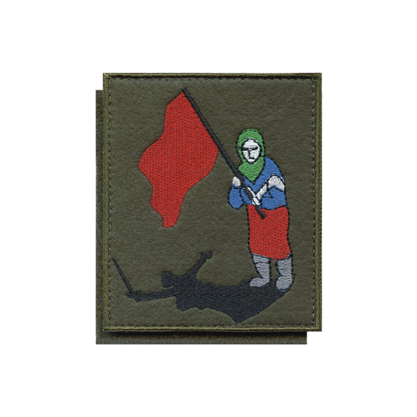 Шеврон вышит. Бабушка с красным флагом и тенью монумента Родина-мать зовет (оливк. фон) на липучке