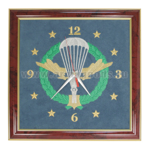 Часы подарочные вышитые на бархате в багетной рамке 35х35 см (ВДВ)